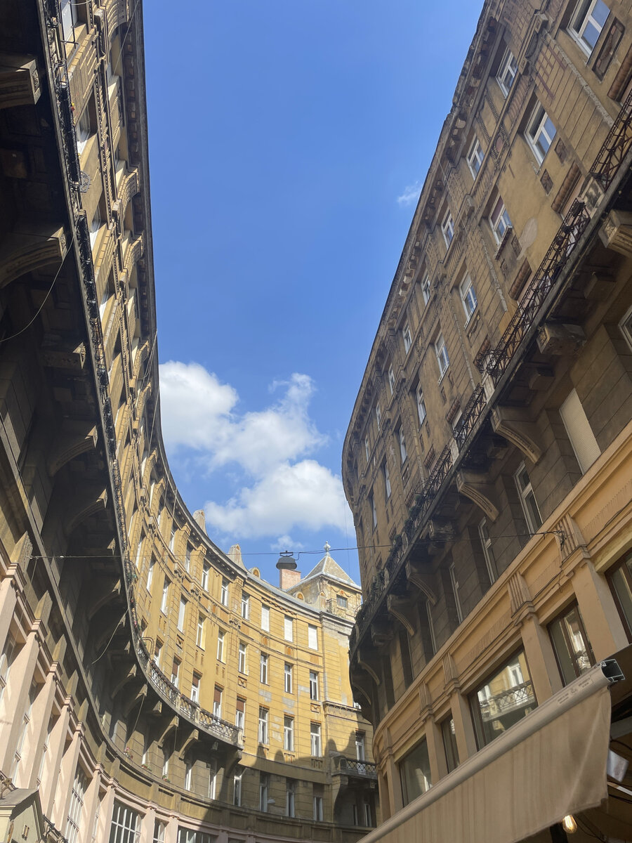 Местами в Будапеште неожиданно встречаются какие-то архитектурные приемы, которых раньше в жизни не видала.