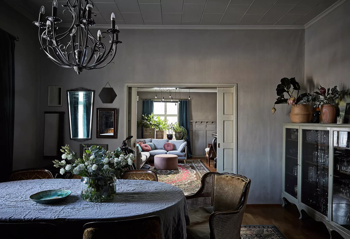 Так богемно и многослойно (благодаря разным оттенкам серого) дом выглядит внутри. Между кухней и гостиной — раздвижные двери, которые почти всегда открыты