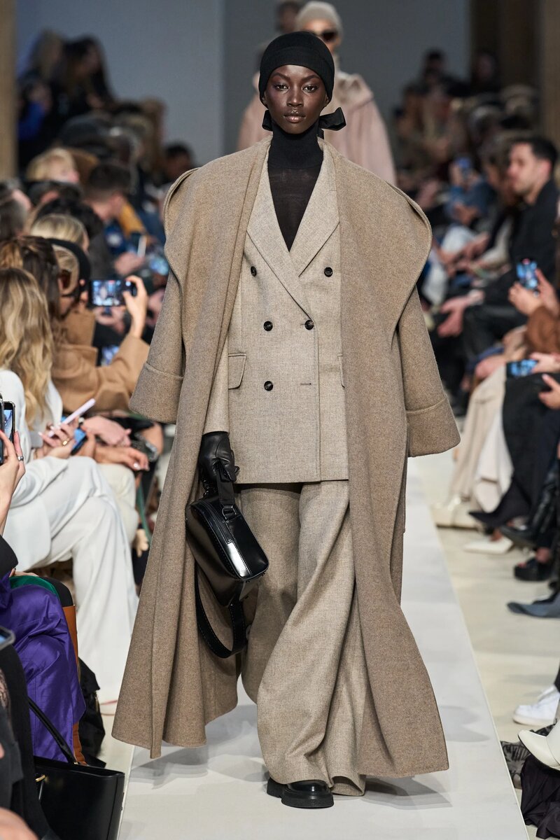 https://www.vogue.com/fashion-shows/fall-2023-ready-to-wear/max-mara/slideshow/collection#23