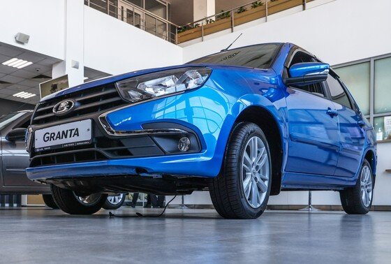    Автомобиль Lada Granta в автосалоне дилерского центра Lada