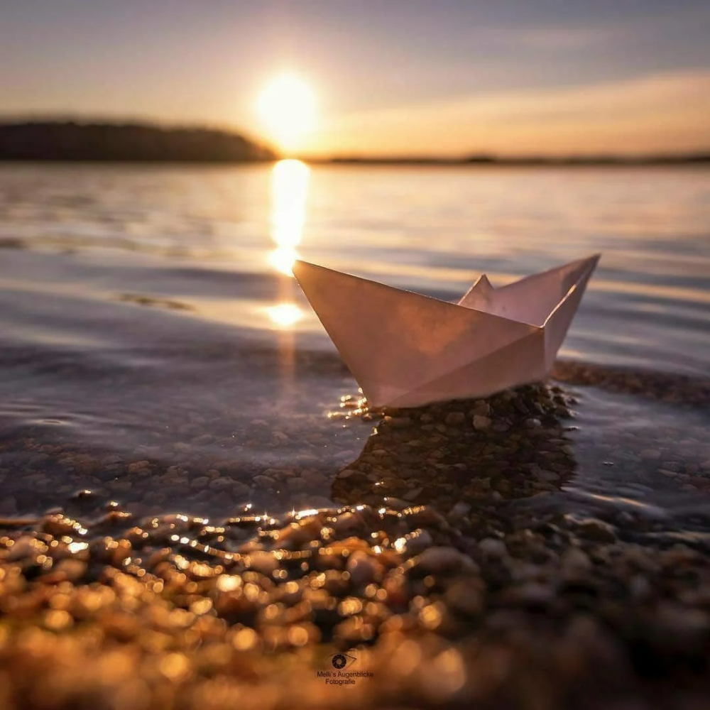 Кораблик из бумаги вода. Бумажный кораблик. Бумажный корабль. Красивый бумажный кораблик. Бумажный кораблик в море.