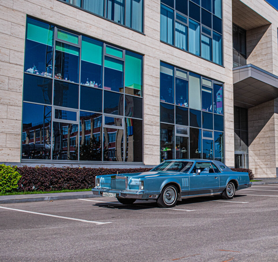 Самый дорогой автомобиль США 1978 года в Москве. Lincoln Continental Mark V  Diamond Jubilee Edition (1978) в синем цвете. | LDGarageMedia | Дзен