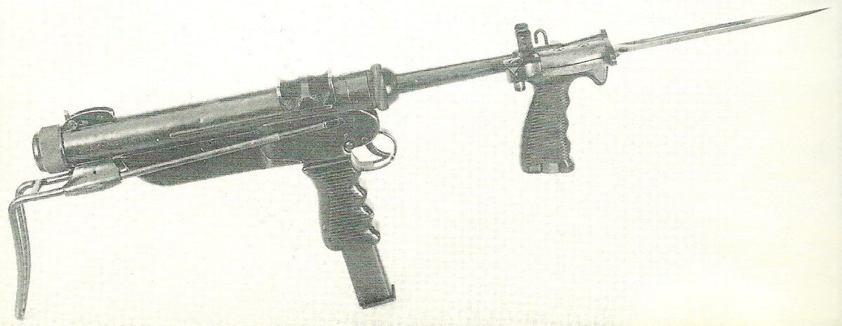 Пистолет-пулемет Кокода со штыком.