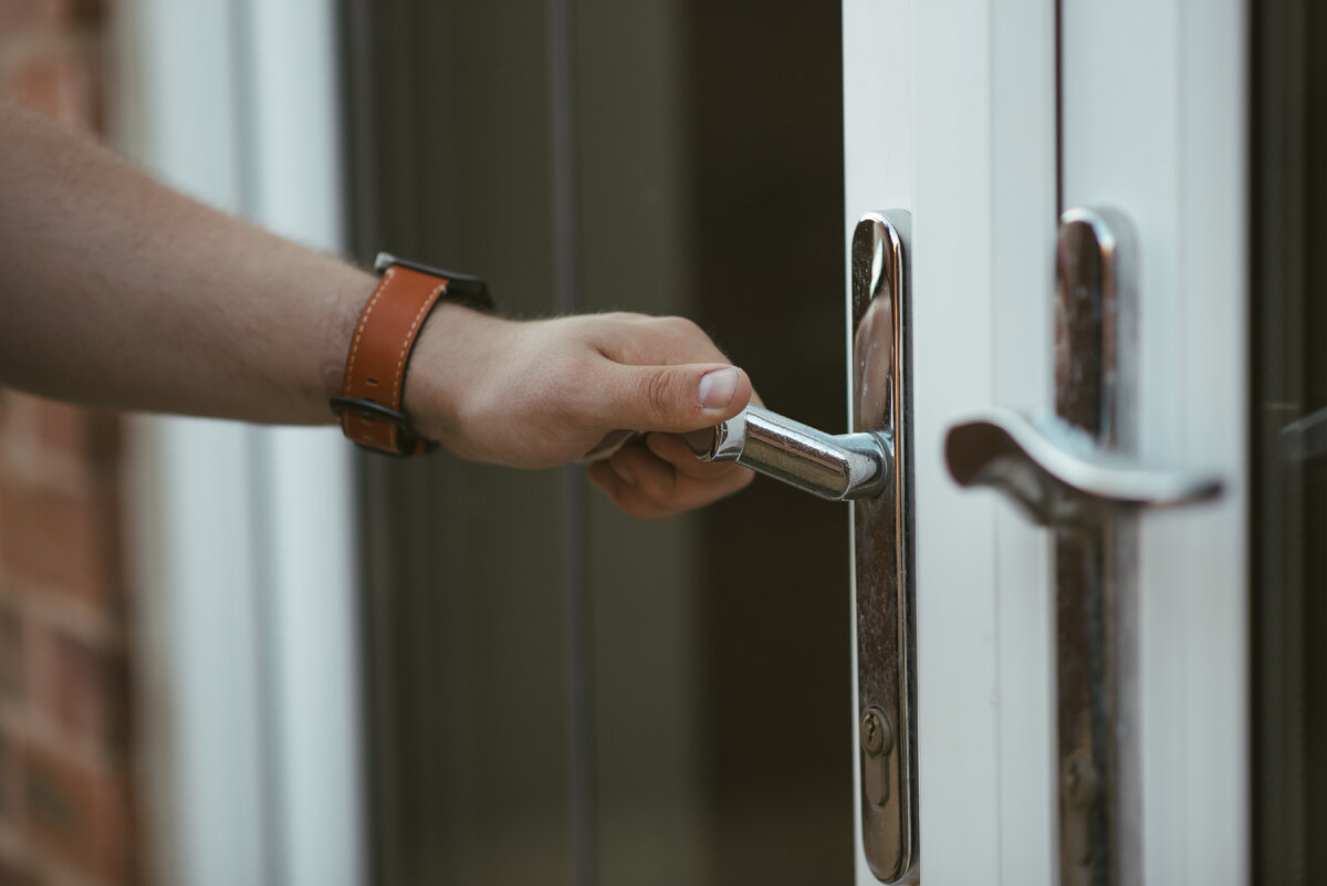 <a href="https://ru.freepik.com/free-photo/closeup-shot-of-a-person-holding-a-door-knob-and-opening-the-door_11541971.htm#query=%D0%B7%D0%B0%D0%BA%D1%80%D1%8B%D1%82%D0%B0%D1%8F%20%D0%B4%D0%B2%D0%B5%D1%80%D1%8C&position=9&from_view=search&track=ais">Изображение от wirestock</a> на Freepik