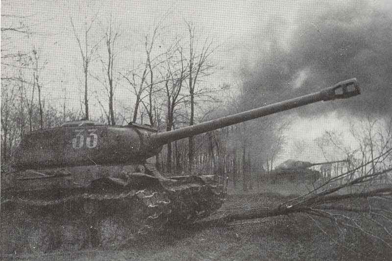 В августе 1942 года Советы знали, что для вермахта разрабатываются танки «Тигр» и PzKpfw V «Пантера» и поэтому создали ИС-2. История