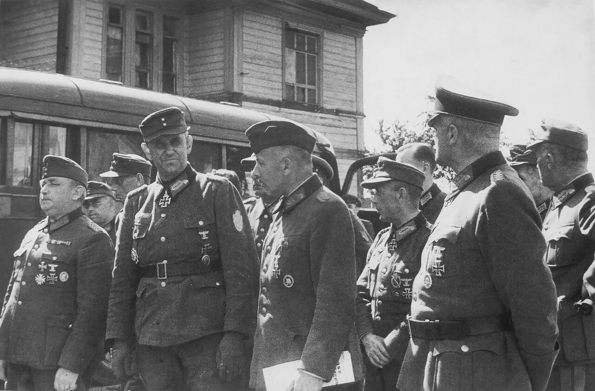 Советские фельдмаршалы. Генерал-лейтенант вермахта Адольф Гаман. Пленные немецкие генералы в Москве 1944. Генерал фон Эрдмансдорф. Марш пленных немцев в Москве 1944 генералы