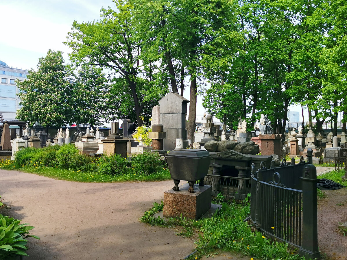 Лазаревское кладбище - Некрополь XVIII века. Фото автора.