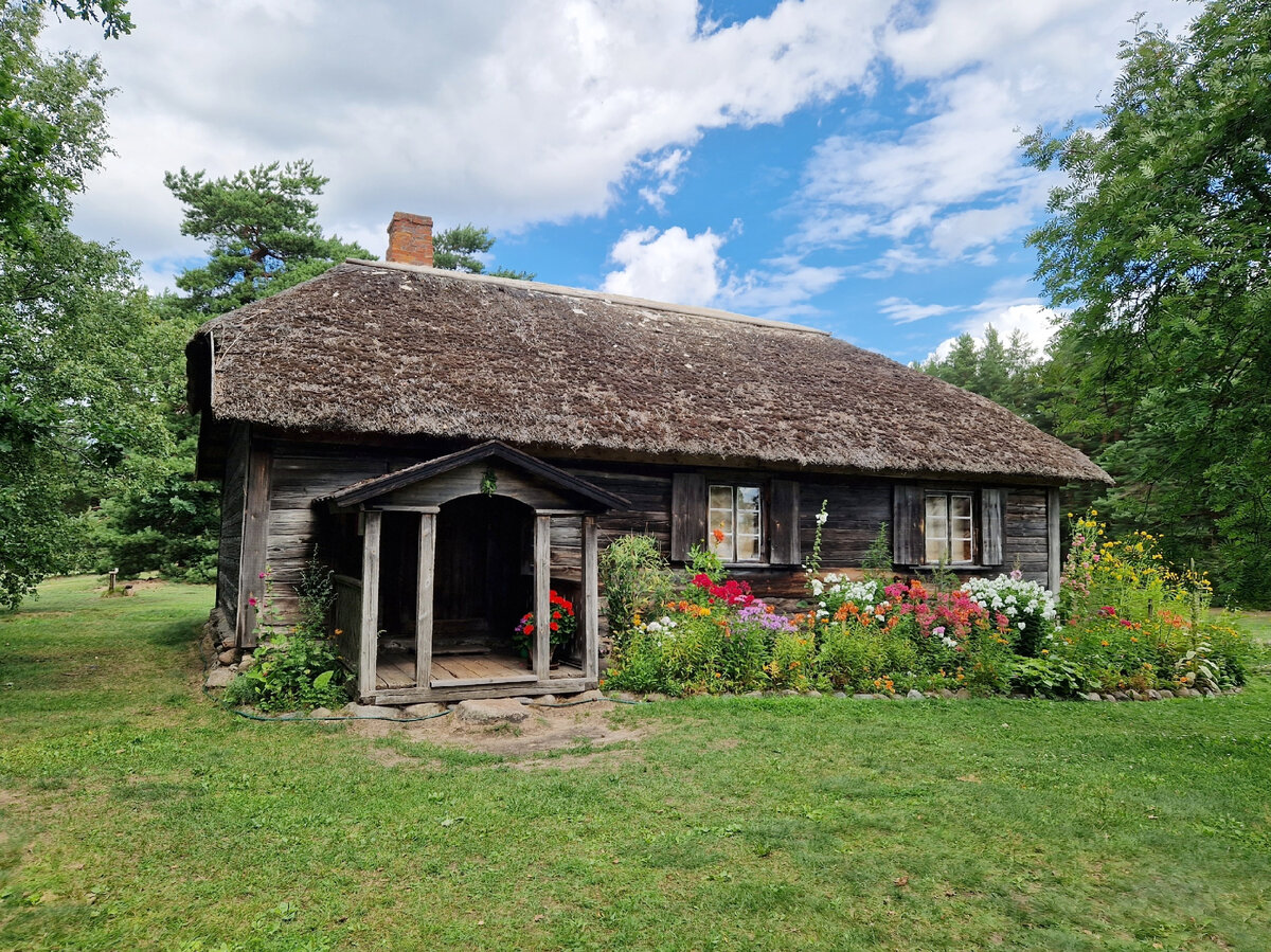 Жилой дом "Маури". Построен в 40-х г. XIX в. на хуторе "Маури" рыбацкого посёлка Роя бывшей Лубезерской волости Талсинского уезда. В музее с 1983 года. Здание и его интерьер отражают быт рыбака Курземского побережья Рижского залива во второй половине XIX века.
