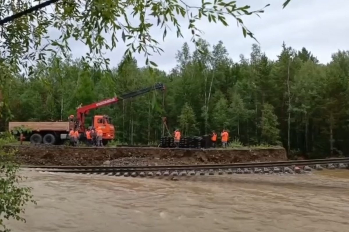    Вода размыла 200 метров железнодорожного полотна.