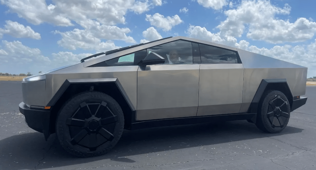    Илон Маск сидит в Tesla Cybertruck / © Elon Musk