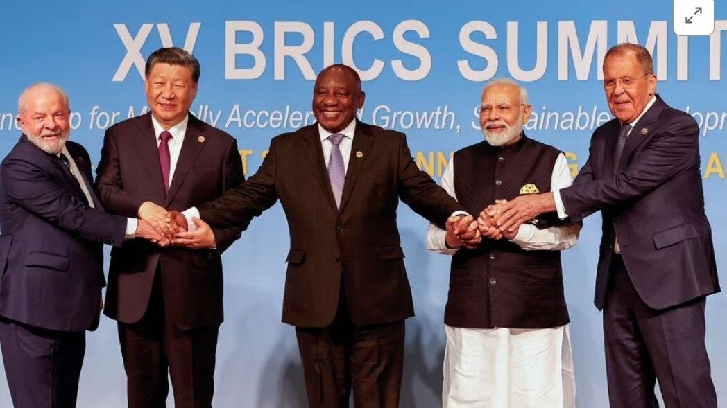     Новыми членами БРИКС станут Аргентина, Иран, Саудовская Аравия, Египет и ОАЭ. Об этом сообщает бразильский новостной портал UOL со ссылкой на проект документа, созданного по итогам саммита.