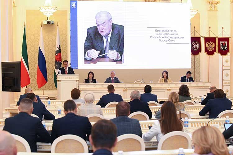    Сегодня на XXIV сессии Казгордумы почетным гражданином стал президент баскетбольного клуба УНИКС, экс-председатель Национального банка РТ, бывший министр бытового обслуживания населения РТ Евгений Богачев. Кандидатуру в начале заседания внес мэр Казани Ильсур Метшин Фото: metshin.ru