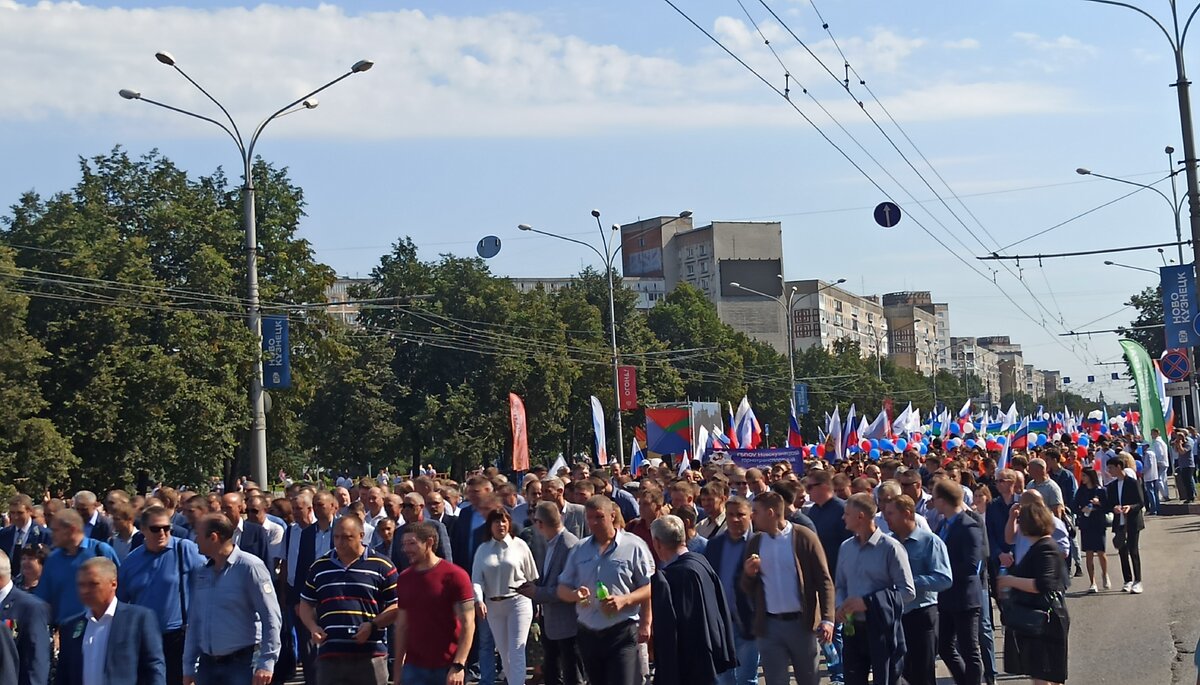 Тысячи горняков прошли в праздничных колоннах. Фото: Царьград