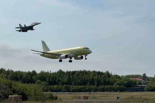    Минпромторг: импортозамещенный самолёт SJ-100 совершил первый полет