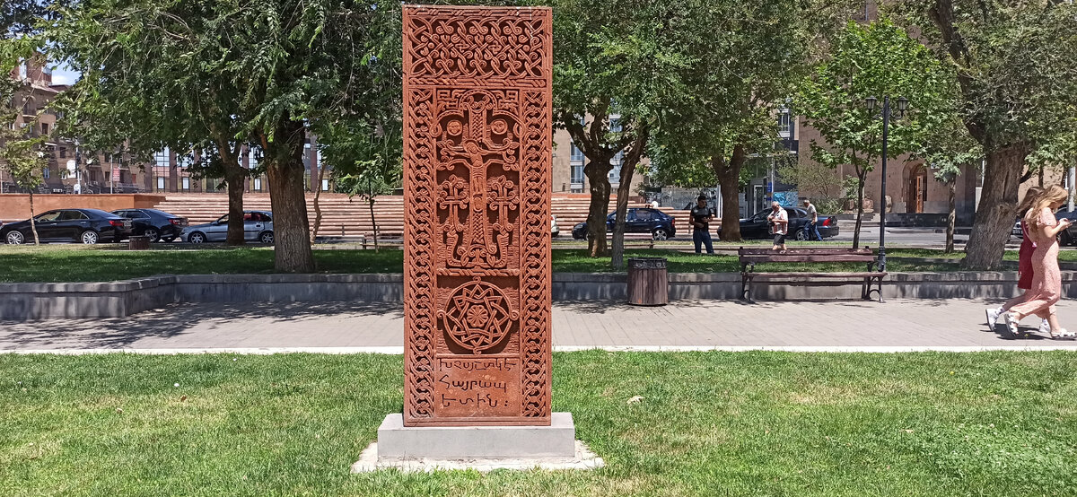 Крестовой камень с распятием Христа, датируется 1557 г., внизу памятная надпись о патриархе