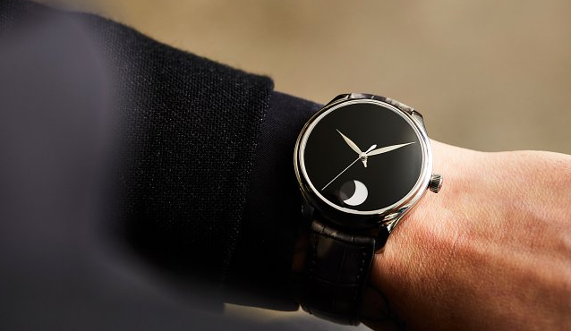 Источник: https://www.techcult.ru | Концептуальные часы Endeavour Vantablack с турбийоном – особым устройством, позволяющим нивелировать действие земной гравитации для повышения их точности

