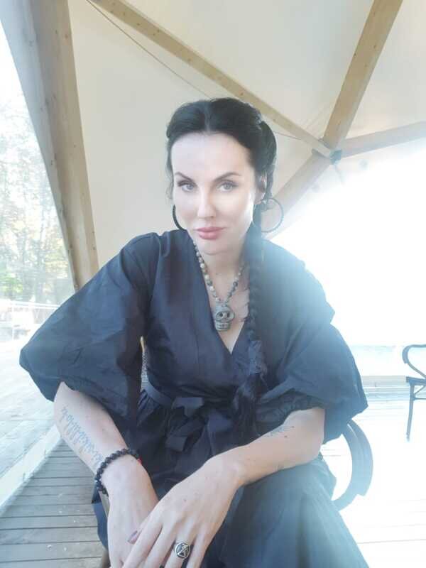 Марьяна Романова известна не только как экстрасенс, но и писательница