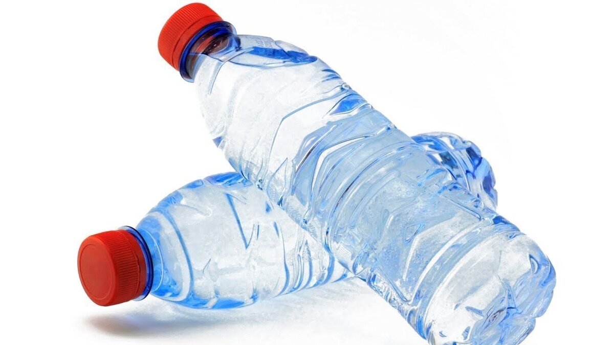 Бутылка для воды. Красивые пластиковые бутылки. В двух пластиковых бутылках вода. Пластиковая бутылка. В двух пластиковых бутылках вода.