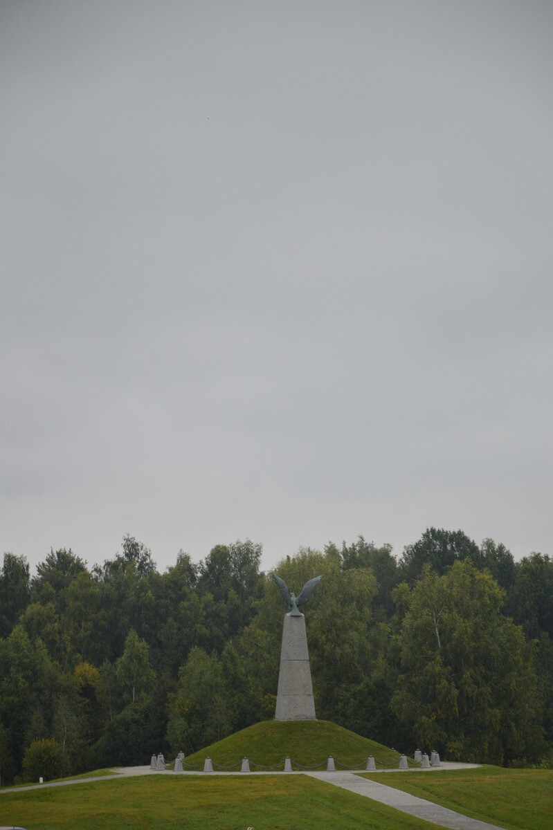 Памятник французской армии у села Шевардино с недвусмысленным напоминанием на будущее... (Фото из личного архива)... 