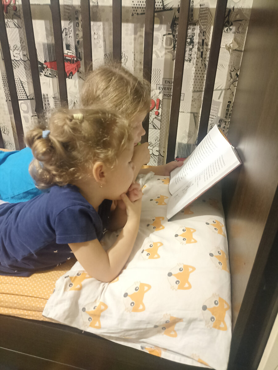 Катя читает Нике сказку ❤️