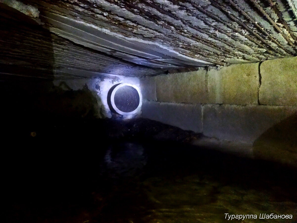 Труба водосливная со стадиона Медуниверситета