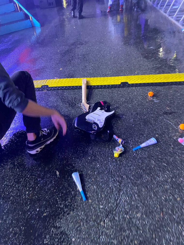    Солист группы «Дискотека Авария» разбил гитару