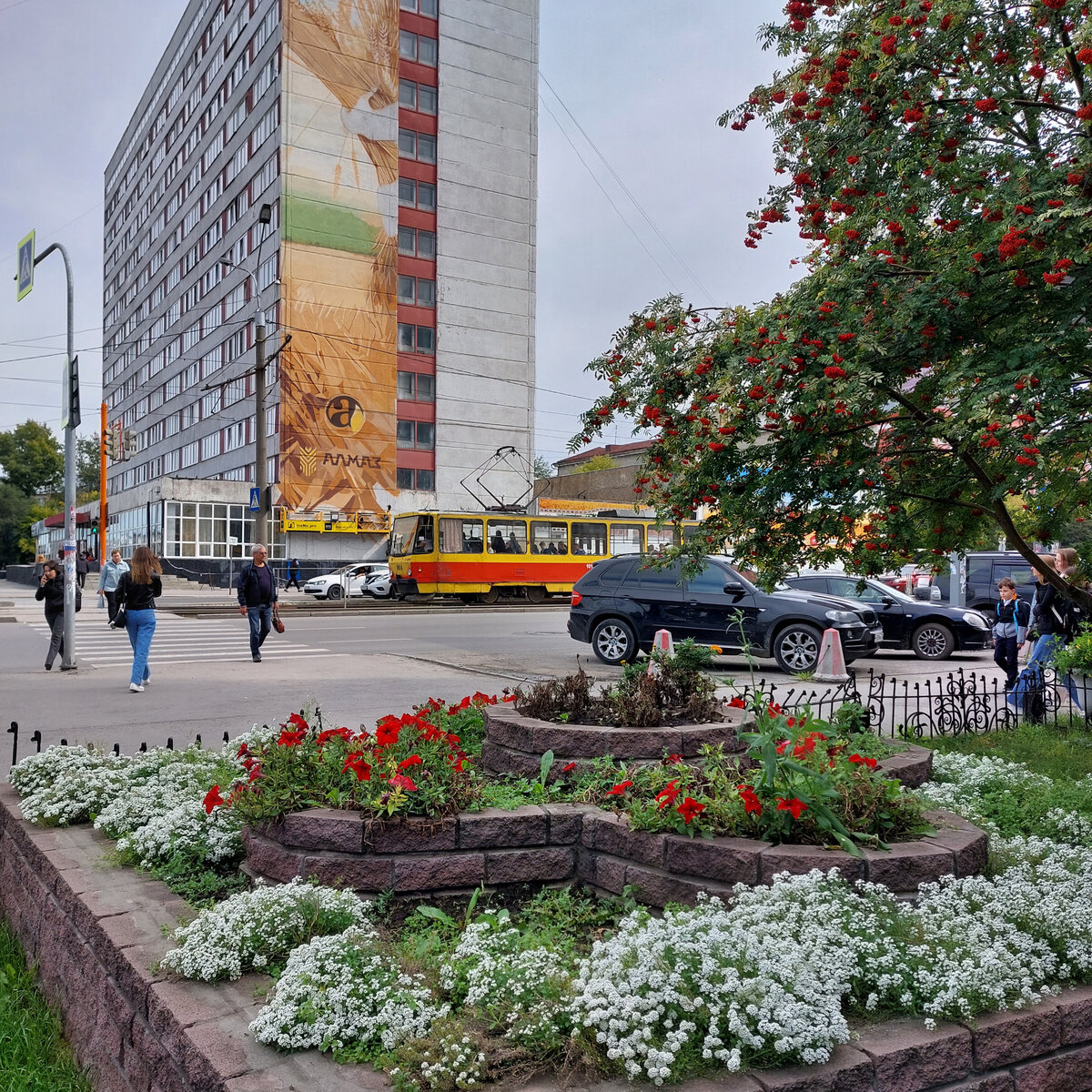 Это общежитие аграрного университета и перекресток Молодежная/Красноармейский проспект. И вот такой мурал аграрный там и расписывают. Пойду сейчас гулять и посмотрю. Возможно уже все раскрасили. А краски-то на мурале осенние. Ну так что же. Осень же. Везде она сегодня у власти. Но и какая-то тревога в это время года всегда небольшая тоже есть: а какая зима будет? а как мы ее встретим? а что там у нас у всех впереди?  Я, если честно, последние дни новости не смотрю напрямую. Они, эти тревожные осенне/неосенние новости, все равно везде просачиваются. И часто только тревожные и их еще и ГОНЯТ на нас нарочито, такими особо организованными волнами. Работа такая у современных нанятых технологов социальных... Но осень же еще и такое философское время внутри каждого из нас, когда, с одной стороны, заготавливаешь, а с другой - отсекаешь и утилизируешь ненужное. Ну, или очень многое. Мне нравится утилизировать. Костры жечь нравится, банки стеклянные (откровенно лишние) в подъезде выставлять, книги в библиотеку возвращать, старые вещи свои стала просматривать и резать, чтобы не было соблазна их реставрировать, по телефону подругам иногда дольше звоню... Осень же... Скоро чай, кофе, теплые батареи и разговоры...О ГЛАВНОМ.