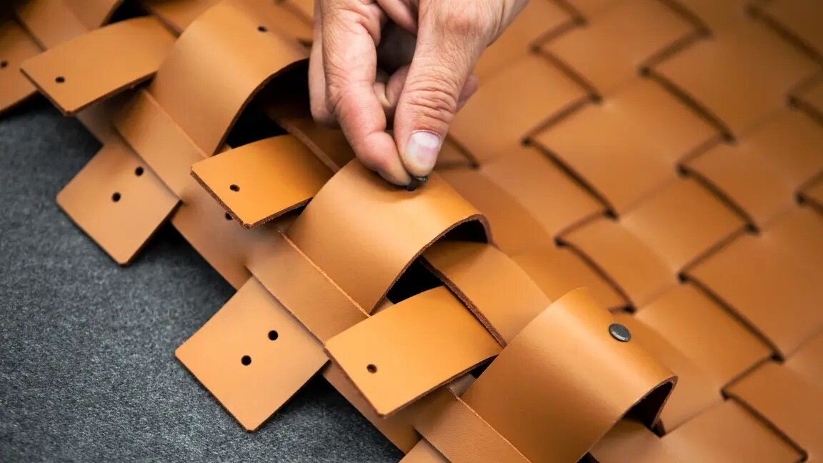 Кожа, ткани, дерево, металл и наполнители отбираются по самым жестким критериям. Поскольку Flexform славится в мире диванами с большими и мягкими сиденьями, ставшими ее стилистической особенностью, то логично, что большое внимание уделяется качеству пуха и перьев для набивки. Они не только обладают ценными свойствами, легкостью, теплом, мягкостью, но и имеют гарантию и сертификат.