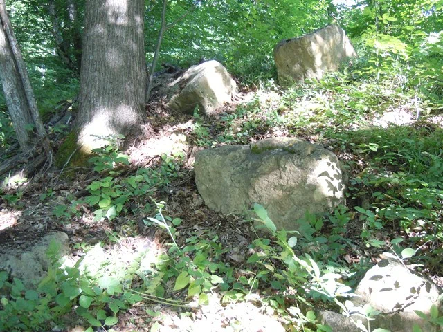 1. Крупные камни на вершине южной половины