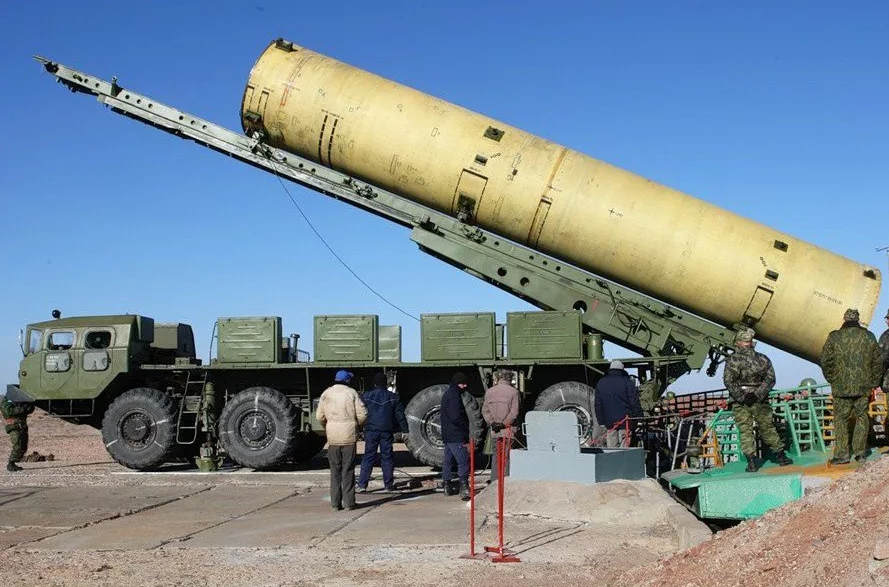 Загрузка новейшей противоракеты системы "Нудоль" в шахту космодрома Плесецк. Через несколько часов она прямым выстрелом поразит старый советский спутник. Фото МО РФ