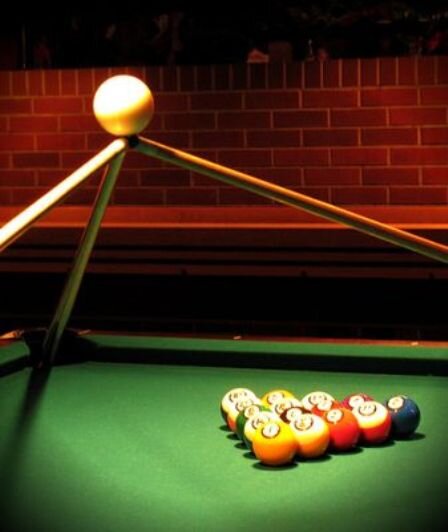 Уроки по бильярду. Фотосессия в бильярде. Джентльмены удачи бильярд. Русский бильярд 1. Русский бильярд пирамида.
