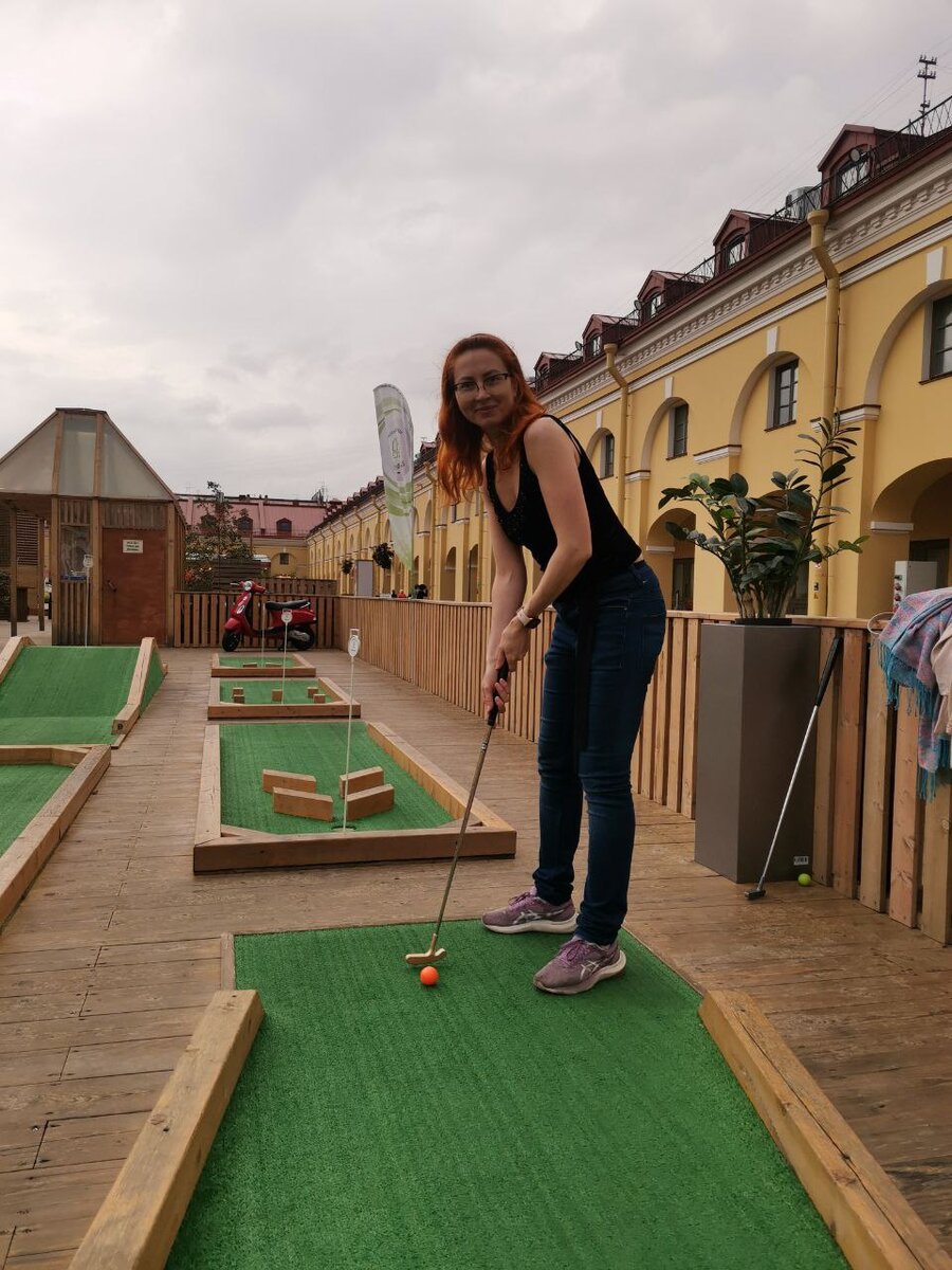 Моя прекрасная жена. Уже начинает капать дождик, поэтому со светом на фото не очень.