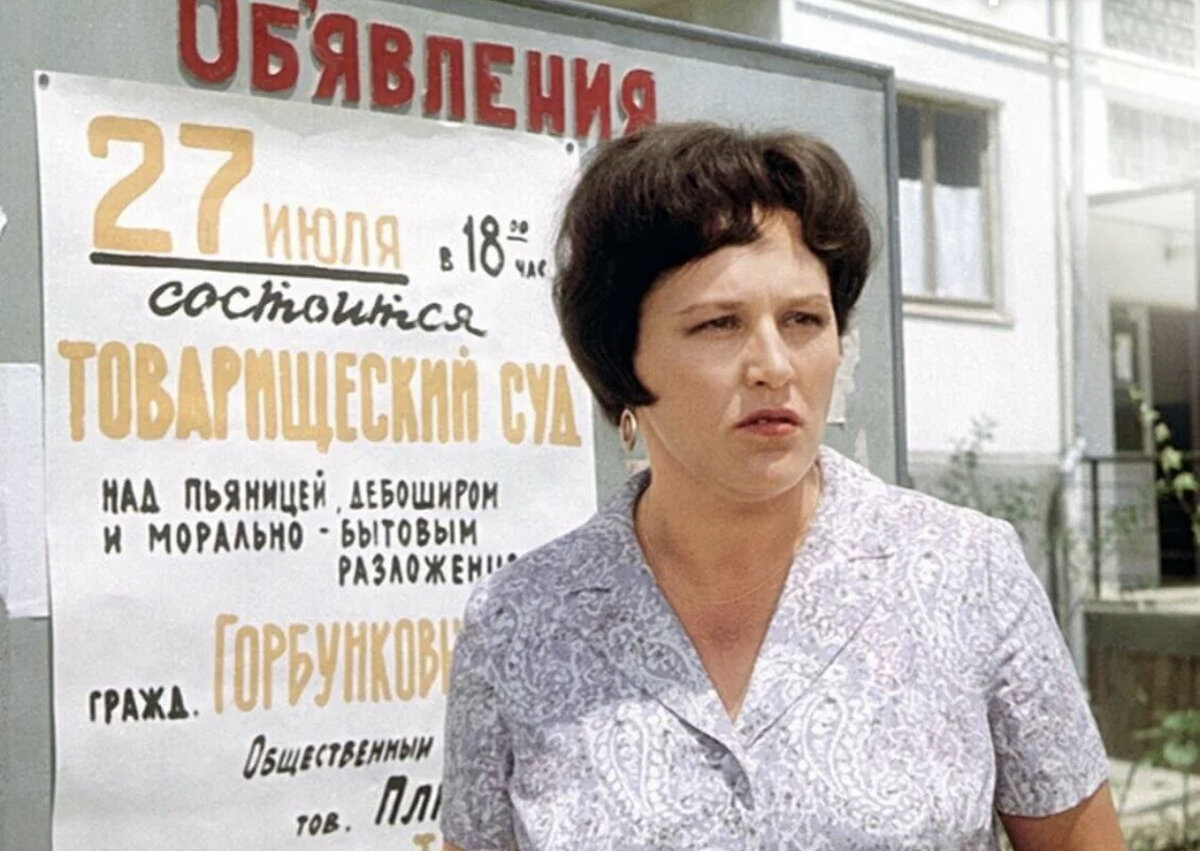 Наш сосед в исполнении Нонны Мордюковой)) Если бы фильм снимался сейчас и в Японии, эта героиня была бы врачом и ездила на Porsche) Скриншот из фильма Л. Гайдая «Бриллиантовая рука».