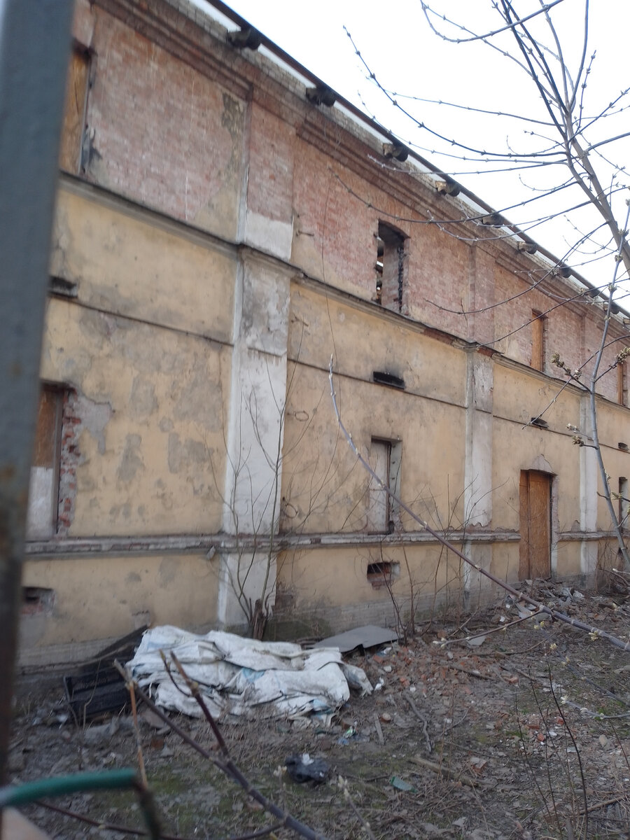 Уже нет штукатурки на втором этаже