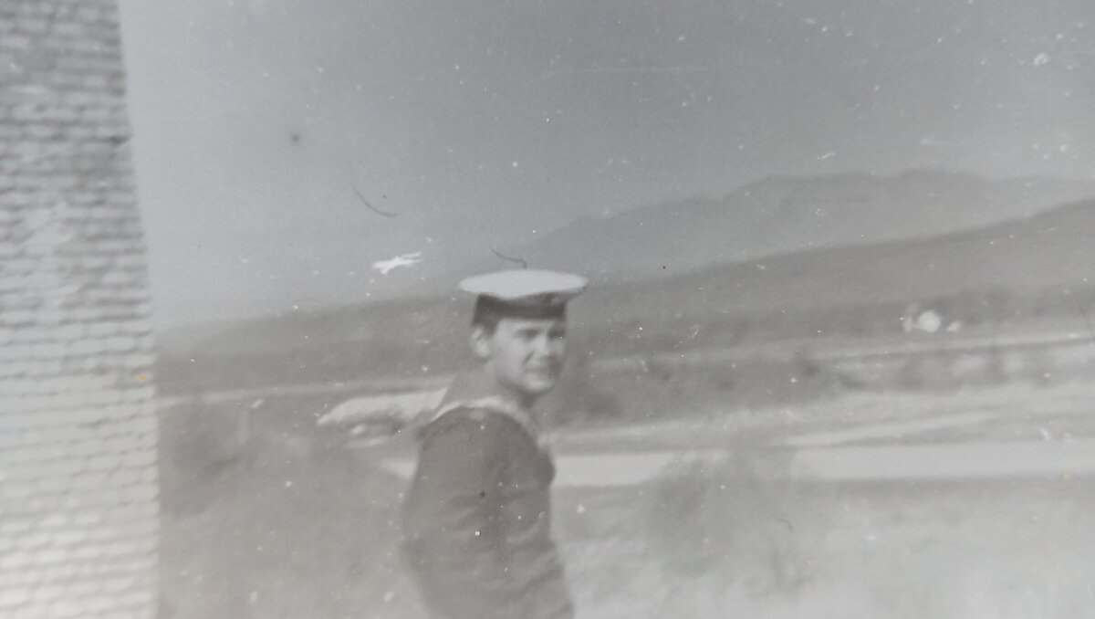 Тогда ещё не было цветных фотоаппаратов .