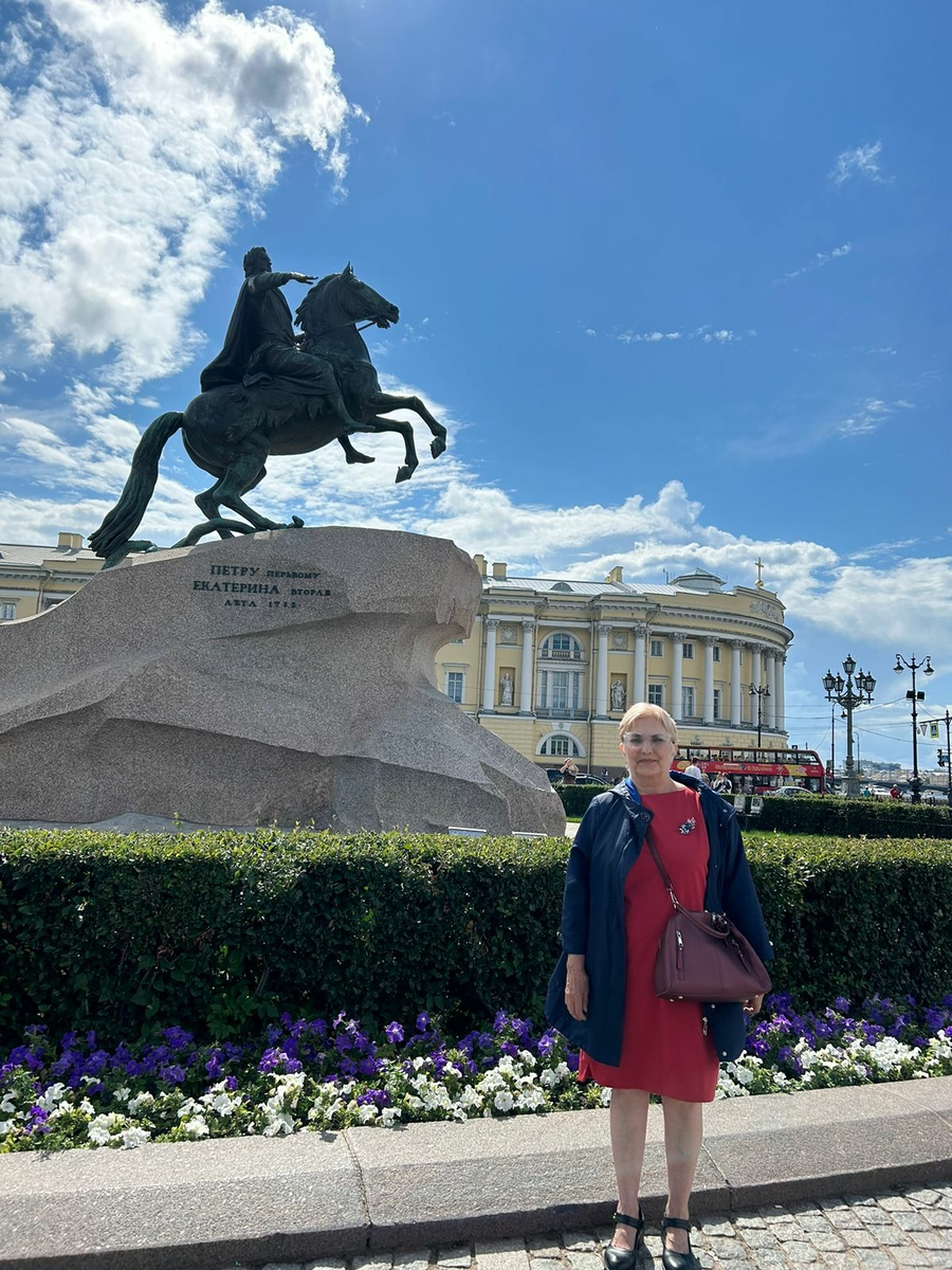 У памятника Петру I в Санкт-Петербурге. Лето, 2023. Фото из личного архива автора.
