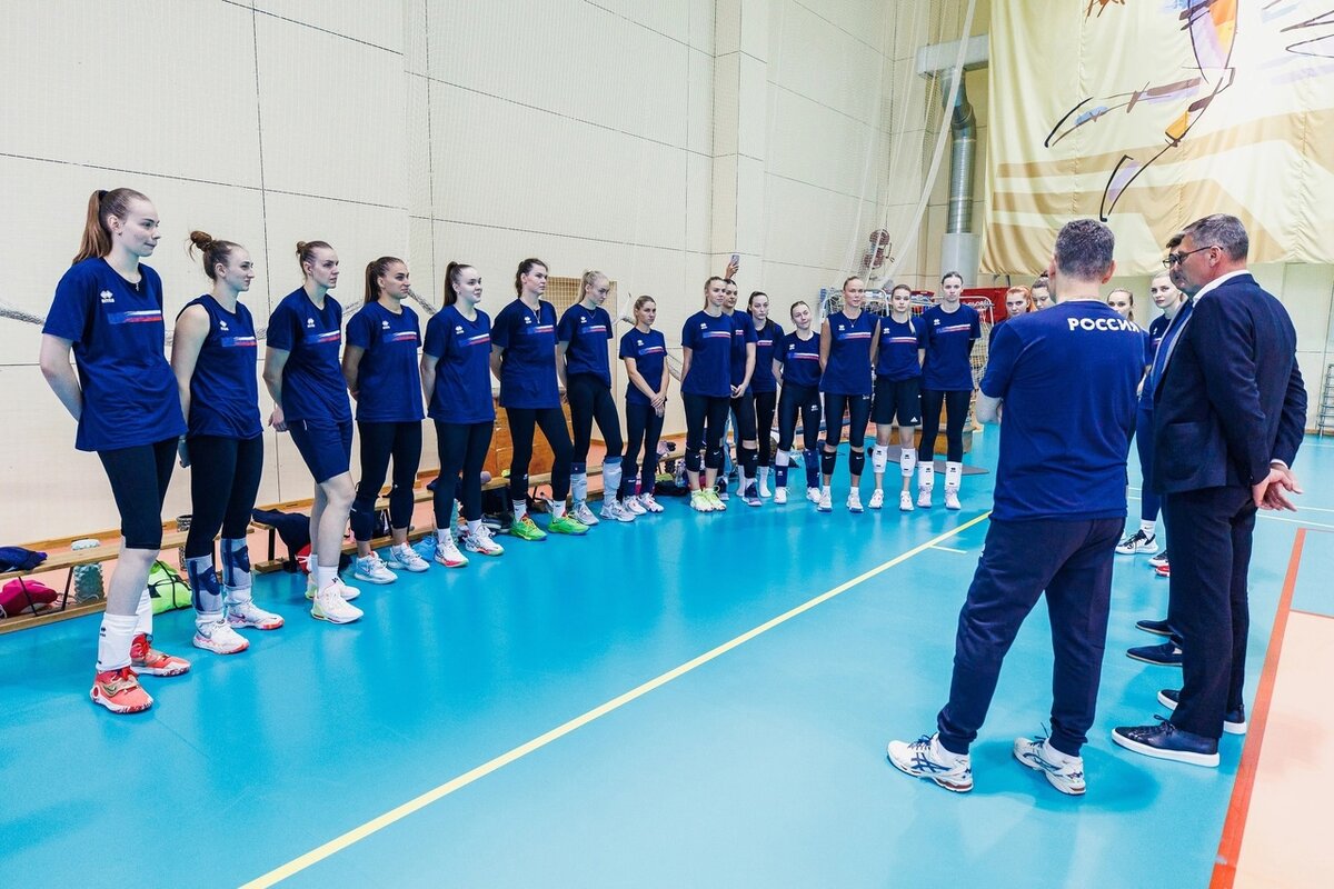 Национальная сборная России, сбор в Новогорске. Волейболистки слева направо: Валерия Козлова, Елизавета Фитисова, Виктория Пушина, Ирина Капустина, Полина Ковалёва, Елизавета Лукьянова, Наталья Суворова, Мария Бибина, Ангелина Лазаренко, Полина Матвеева, Елизавета Синицына, Светлана Масалёва, Арина Федоровцева, Алина Попова, Вита Акимова, Елизавета Кочурина, Светлана Гатина, Мария Смеленко, Екатерина Пипунырова (видимо, за главой ВФВ стоит Татьяна Толок). 