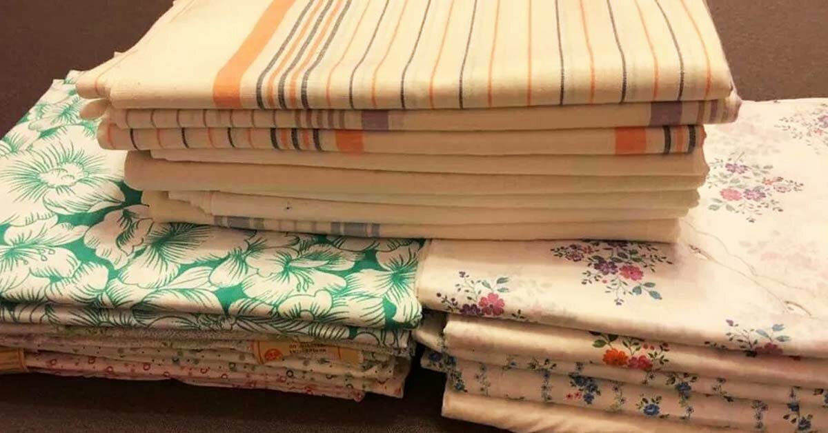 старая советская простынь. старое постельное белье которое есть у всех. салфетки из старых простыней. пододеяльник старого образца. старое ватное одеяло.