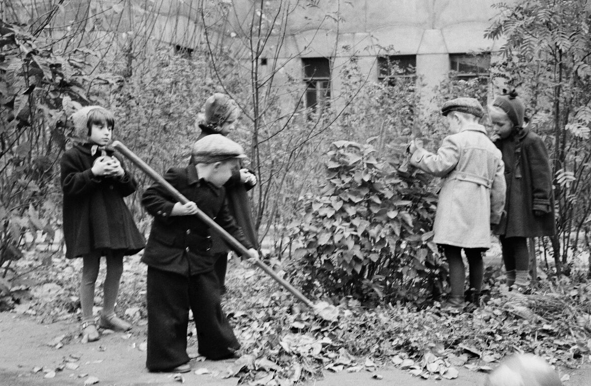 Что умели почти все советские дети во времена СССР к 10 годам (в отличие от современных мальчиков и девочек) Как Вы считаете, дети времен СССР были более приспособлены к жизни?