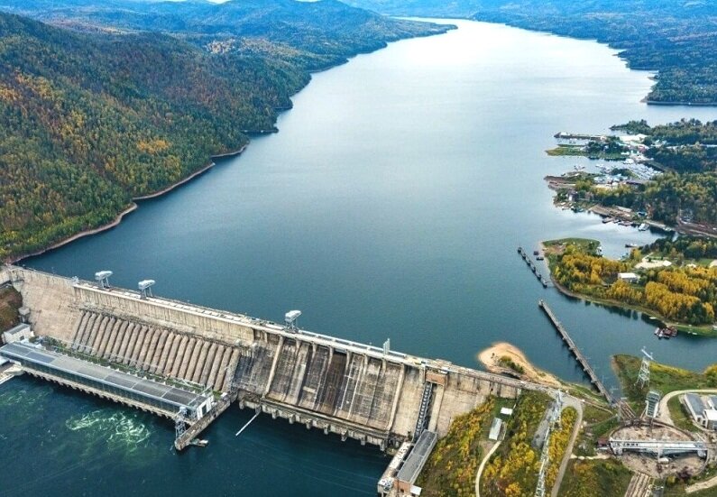 Плотина ГЭС разделяет Енисей на две части: речную и морскую