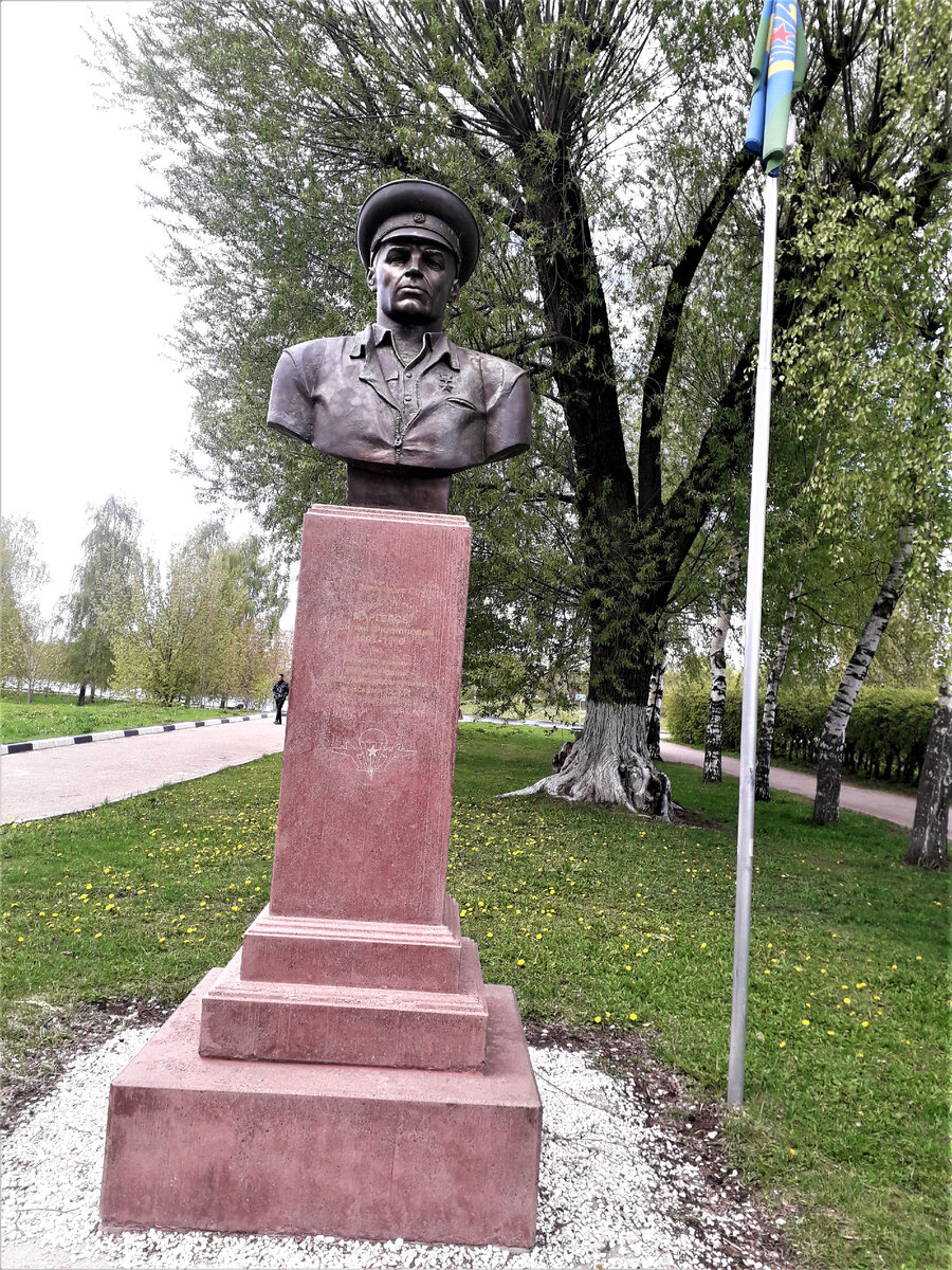 Фото автора. Памятник Маргелову Василию Филипповичу. В честь легендарного генерала, командующего войсками ВДВ десантники называют себя «Войсками дяди Васи». Установлен памятник рядом с Обелиском Победы (площадь Победы) в городе Твери на Краснофлотской набережной