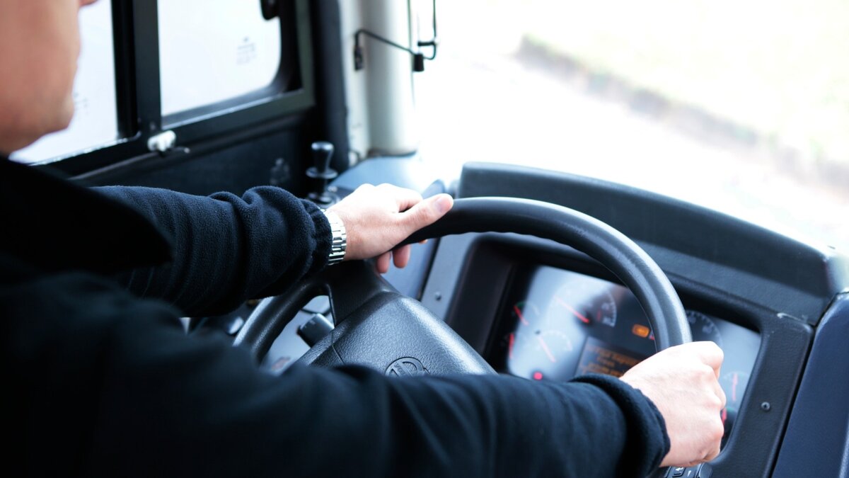     В Ростовской области вечером 2 августа на пути из Азова в Ростов задымилась маршрутка частного перевозчика, об этом рассказал местный Telegram-канал.