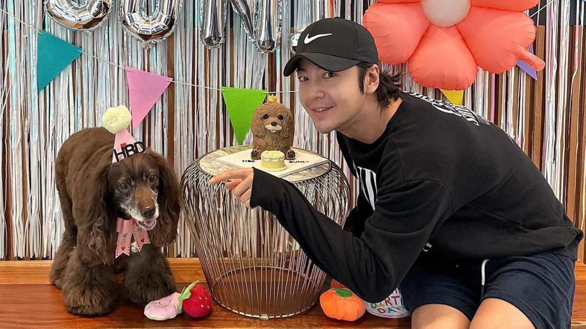 А пока все готовились к его ДР, сам Чан Гын Сок праздновал ДР собачки)))