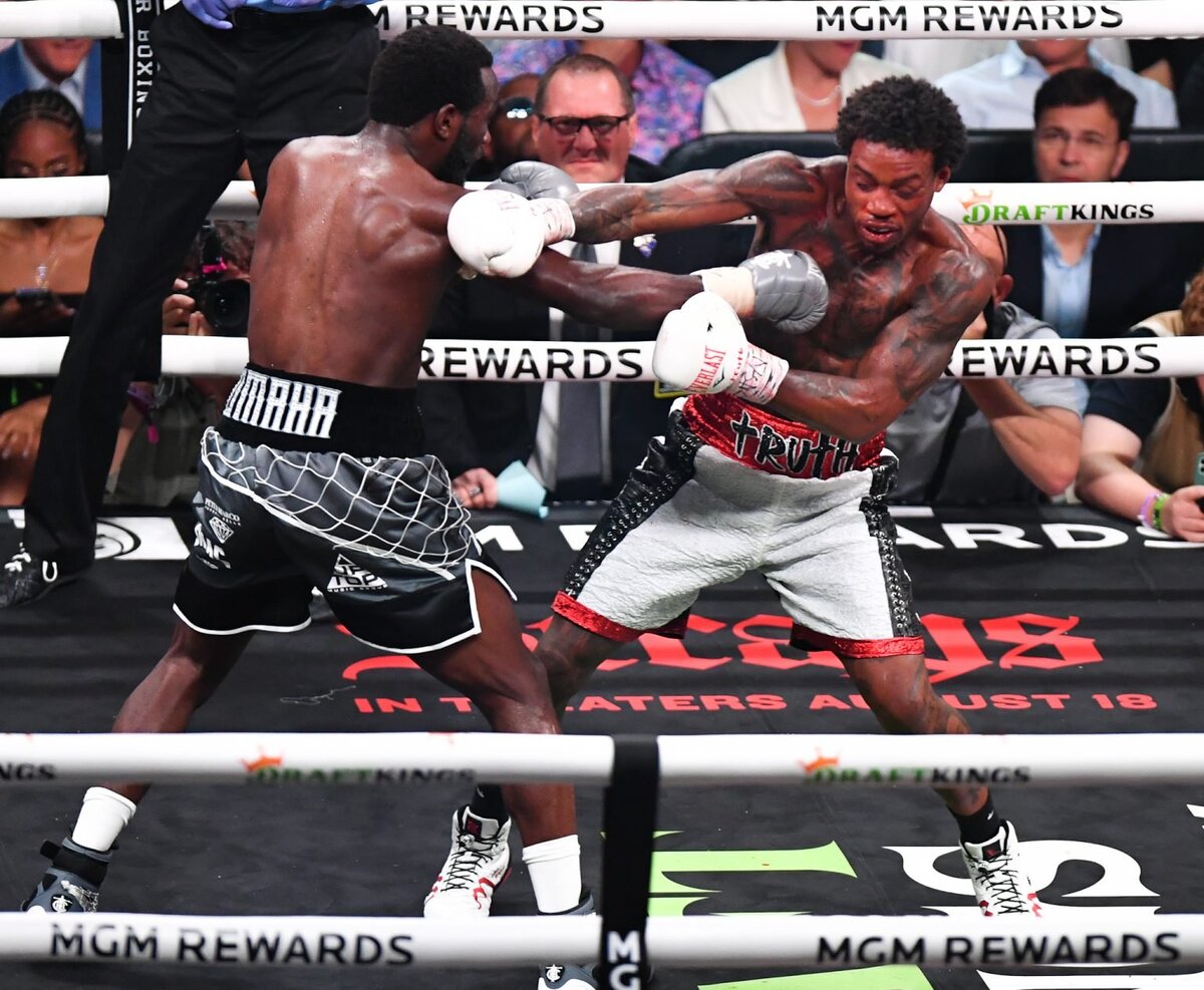 Эррол Спенс (28-0-22) пропускает очередной правый прямой от технаря Теренса Кроуфорда (39-0-30)