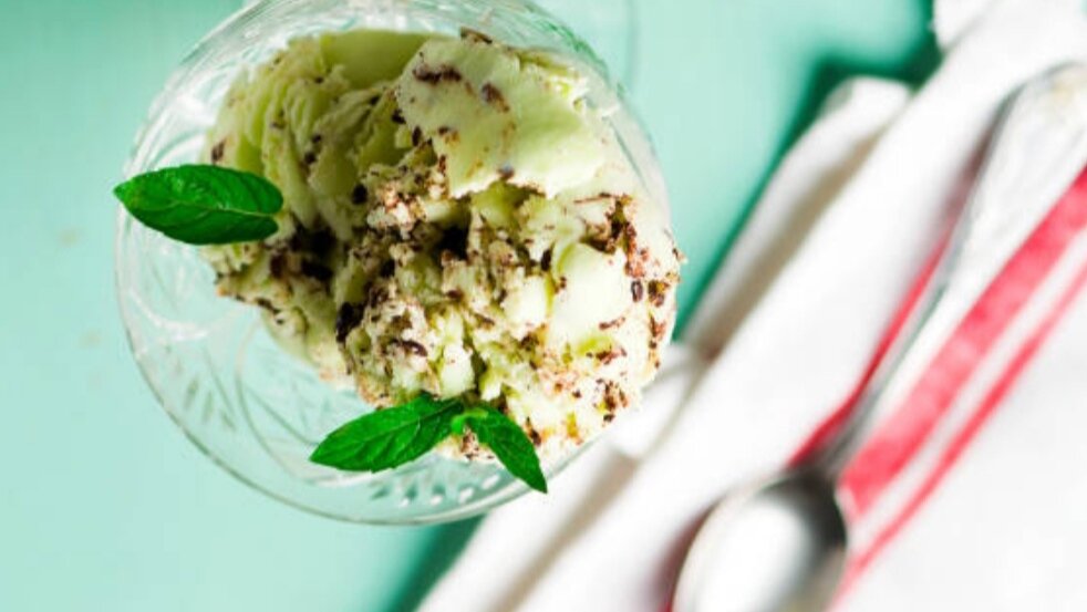 Базиликовое мороженое прекрасно сочетается как со сладкими сиропами, так и с любыми орехами.