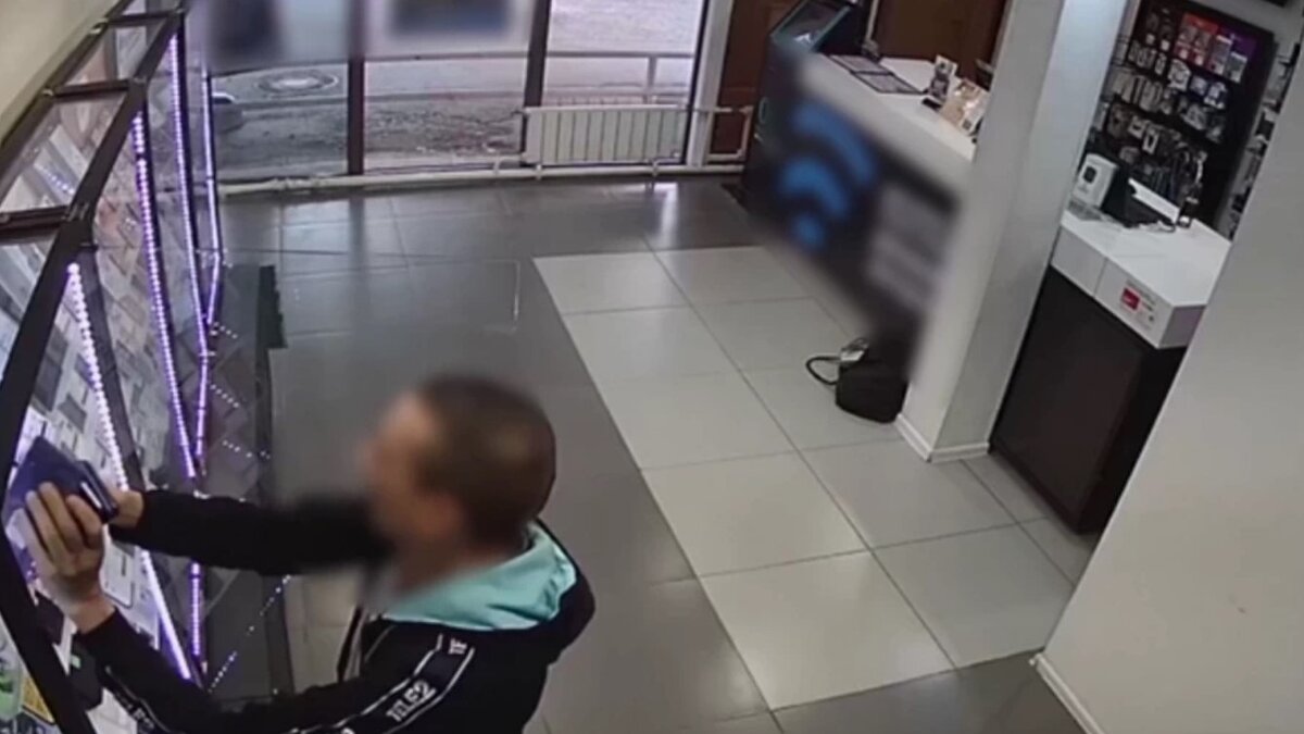     Он украл 30 мобильных телефонов.