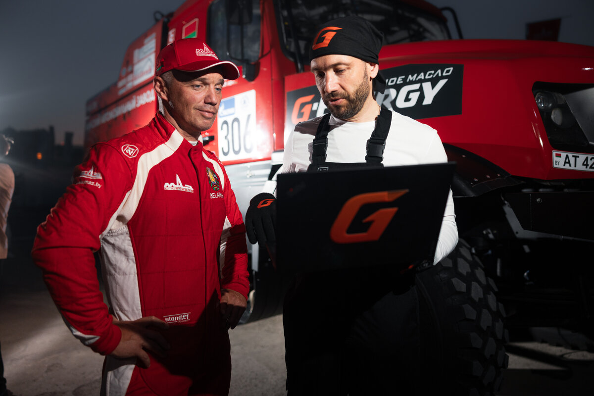 Сергей Вязович и эксперт мобильной лаборатории G-Energy