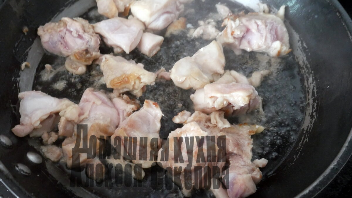 Курицу обжарить и переложить в чашу мультиварки или в кастрюлю.