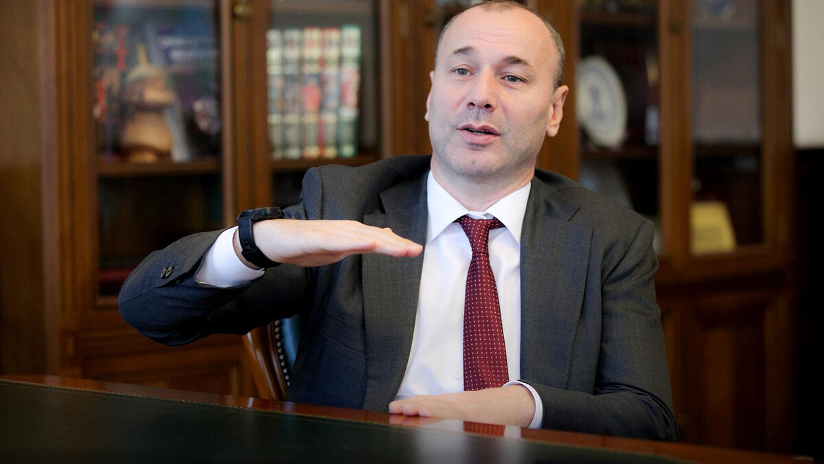 Анзор Музаев, глава Рособрнадзора показывает, как уменьшиться ВПР 