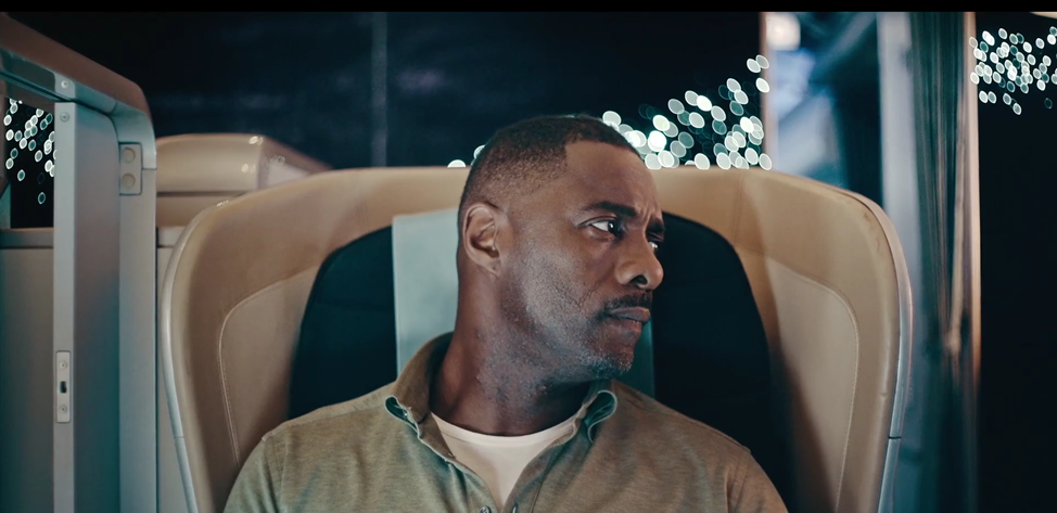 Идрис Эльба в сериале "Захваченный рейс". Здесь и далее в статье скриншоты автора.